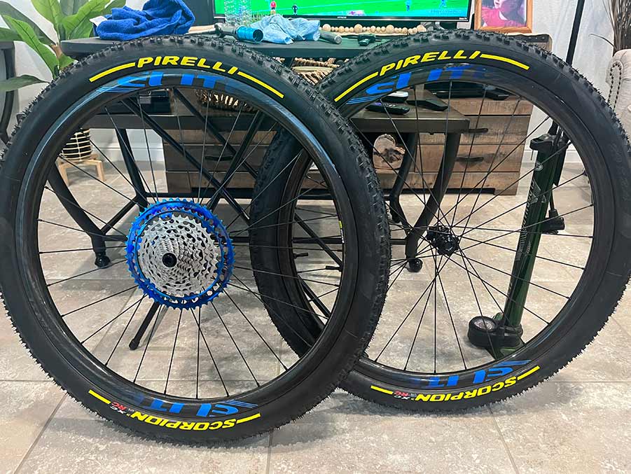 Manuel M-2 carbon mountain bike wheels with pirelli tires