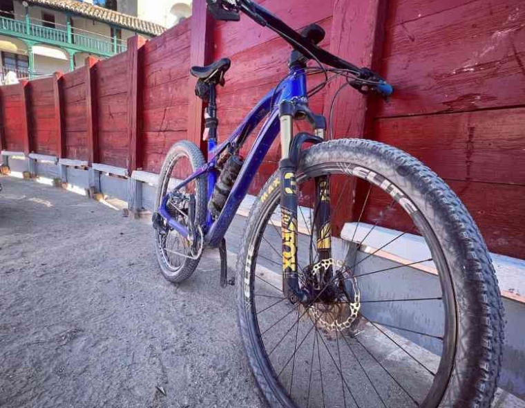 madrid_cycling_ A blue Orbea full suspension MTB at La Plaza de Chinchó in Spain