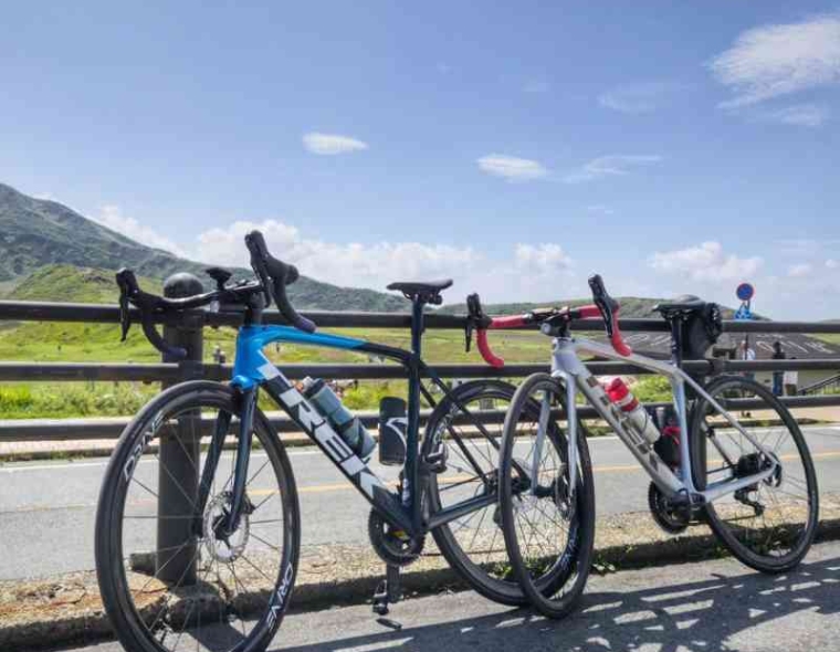 rachannopapa Two Trek climbing road bikes with carbon wheels