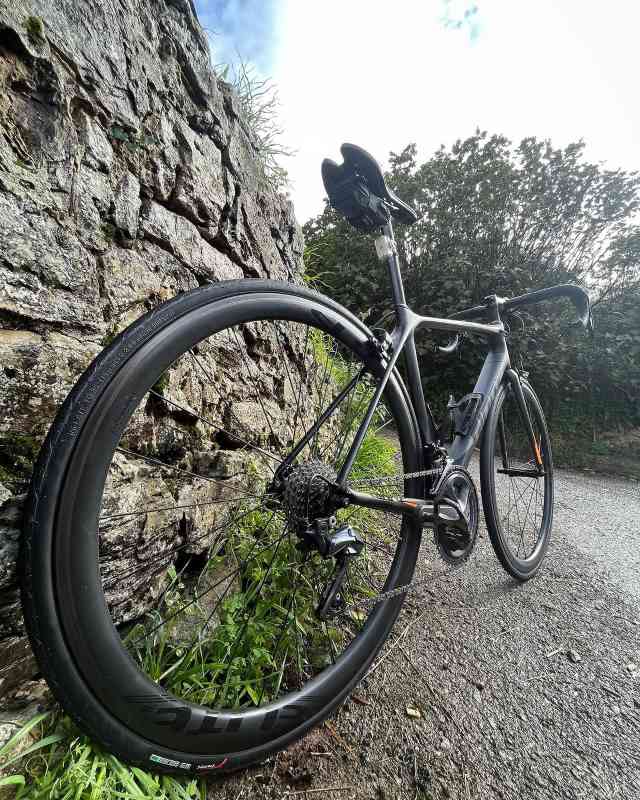 manillarybaba A black Giant rim brake climbing bike 2