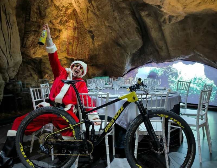6 Santa with a mountain bike