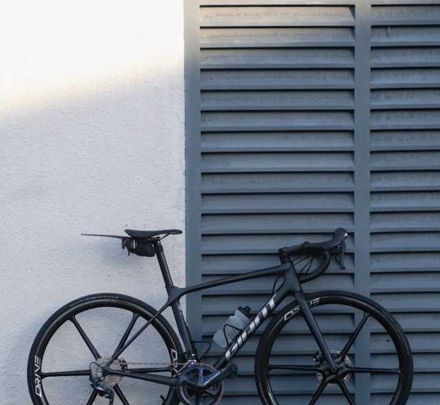 10 A grey Giant TCR superbike with six spoke full carbon wheels