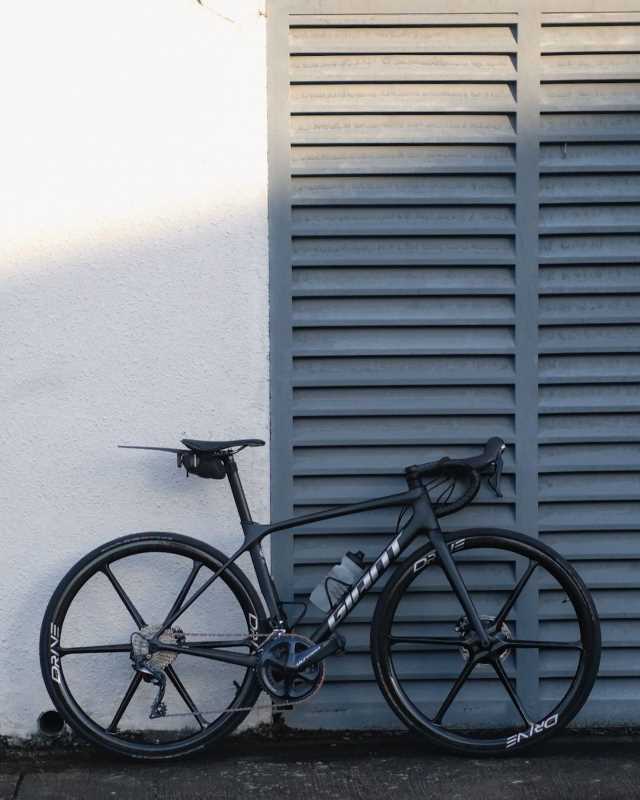 10 A grey Giant TCR superbike with six spoke full carbon wheels