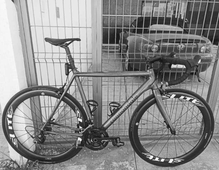 6 A Cannondale Caad 10 with carbon rim brake wheels