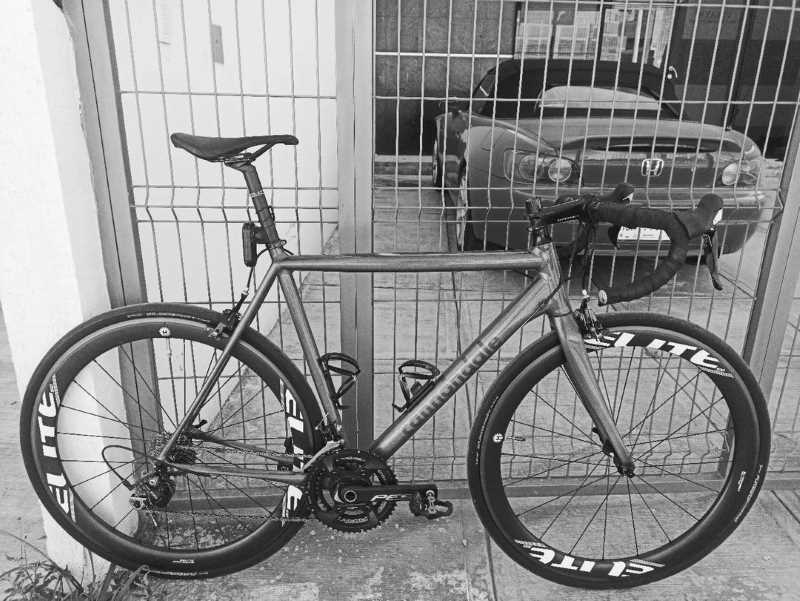 6 A Cannondale Caad 10 with carbon rim brake wheels