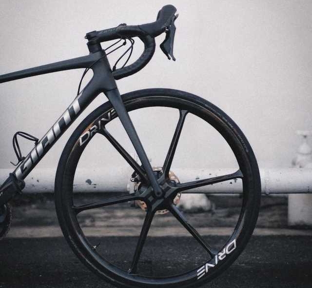 9 A stealthy grey Giant TCR with six spoke full carbon wheels