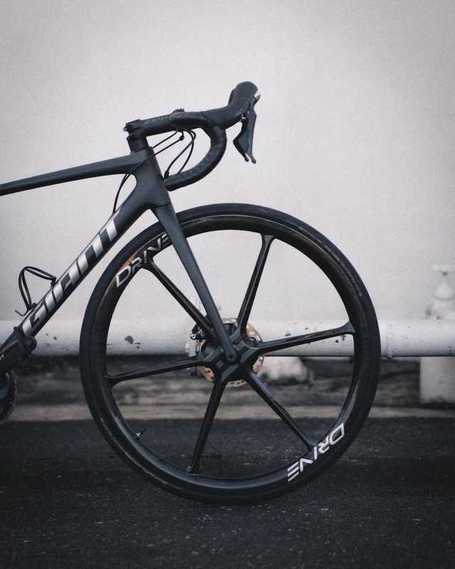 9 A stealthy grey Giant TCR with six spoke full carbon wheels