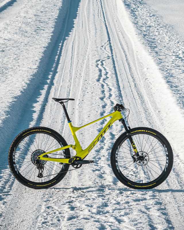 1 A Scott Spark RC MTB with carbon wheels on a winter snow ride