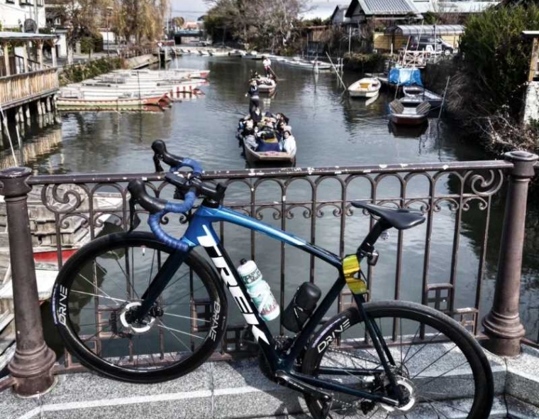 13 A Trek climbing bike on a canal ride in Japan