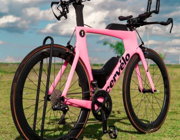 16 A pink Cervelo triathlon bike with Shimano 105 Di2