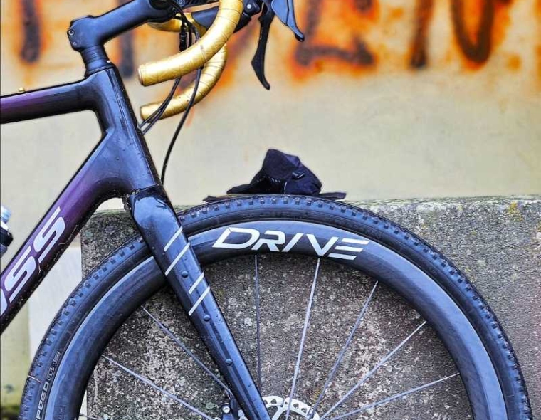 20 Lightweight carbon wheels on a Kross gravel bike