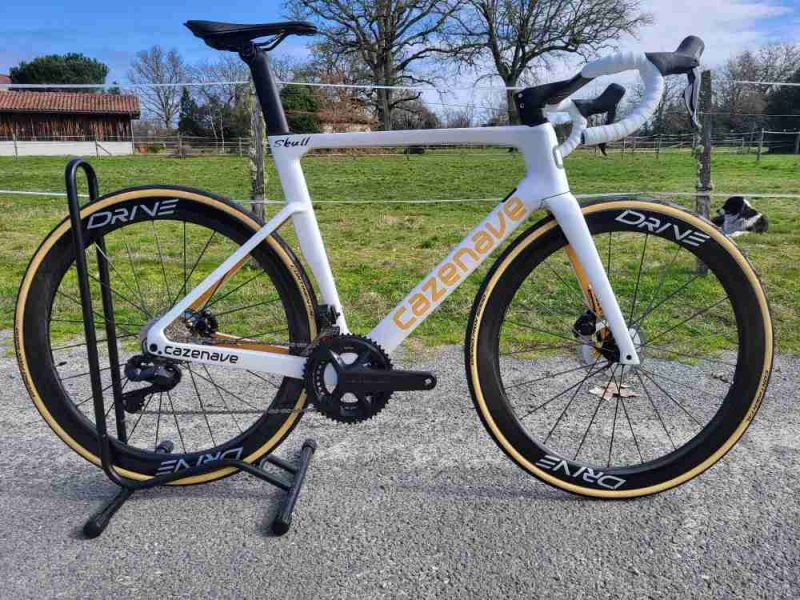 Ein Cazenave Skull Rennrad Mit Scheibenbremse Einer Shimano Gruppe Und ein-cazenave-skull-rennrad-mit-scheibenbremse-einer-shimano-gruppe-und