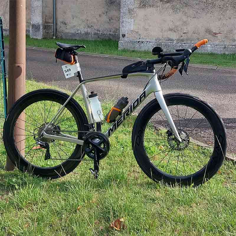 A silver Merida race bike with Drive 65D aero carbon wheels.
