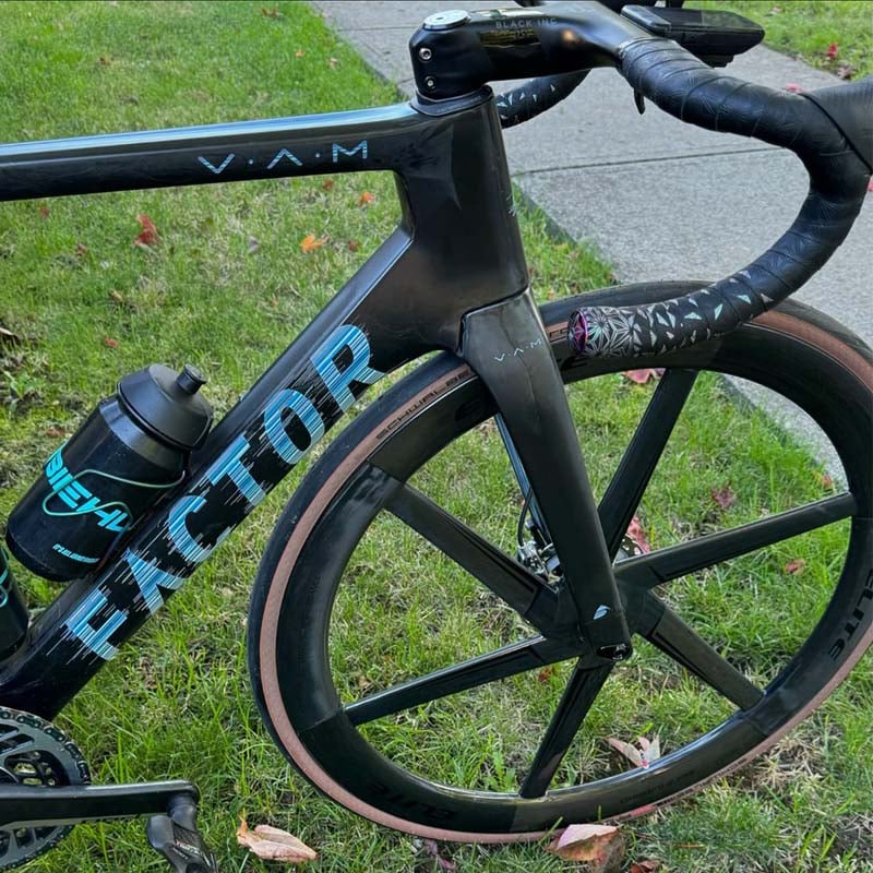Parked on the lawn was a black Factor 02 VAM with laser-painted paint and equipped with Elitewheels Velo Six carbon fiber wheels.