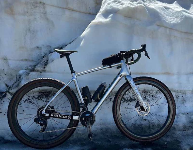 A silver gravel road bike witth Elitewheels gravel carbon fiber wheels on a winter training ride.