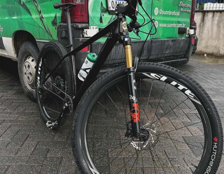 A Sunn mountain bike with carbon frame, integrated handlebars and rails, Fox 34 suspension, Shimano XT Groupsets, Elitewheels MTB 29er Pro 33 and Hutchinson Pyrhon tires.