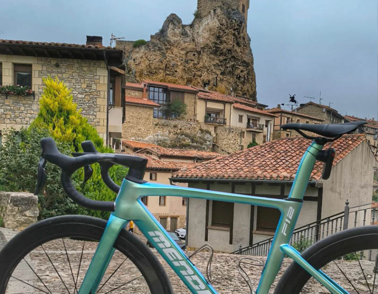 A blue and yellow chameleon Mendez F12 with Shimano Ultegra Di2 and Drive Helix 57 CS.