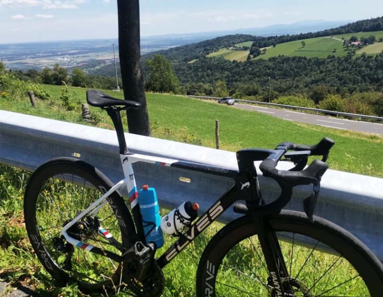 A black and white Elves triathlon bike equipped with an Elitewheels Drive 50D.