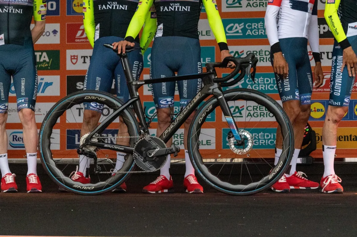 Elitewheels fait ses débuts à l'emblématique Milano-Sanremo avec Solution Tech–Vini Fantini